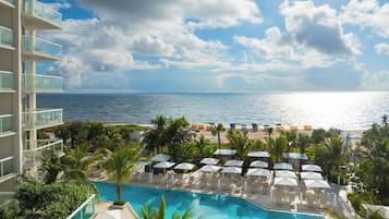 Plage, chaises longues, parasols, serviettes de plage