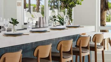 Am Strand, Liegestühle, Sonnenschirme, Strandtücher