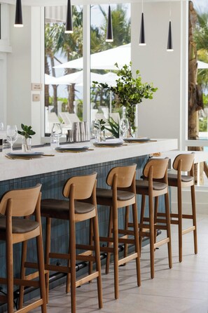 Di pantai, kursi berjemur, payung pantai, dan handuk pantai