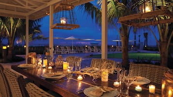 Serviço de café da manhã, culinária americana, vistas para a piscina