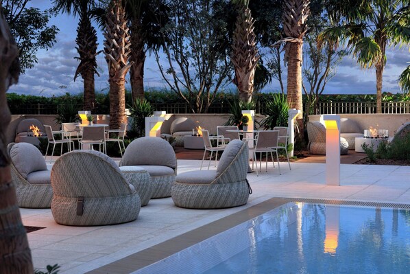 Una piscina al aire libre, cabañas de piscina (de pago), sombrillas