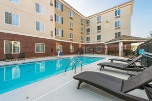 Outdoor pool, pool loungers - Candlewood Suites Atlanta West I-20 by IHG (Lithia Springs)