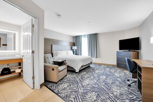 Studio Suite, 1 King Bed (Full Kitchen)
