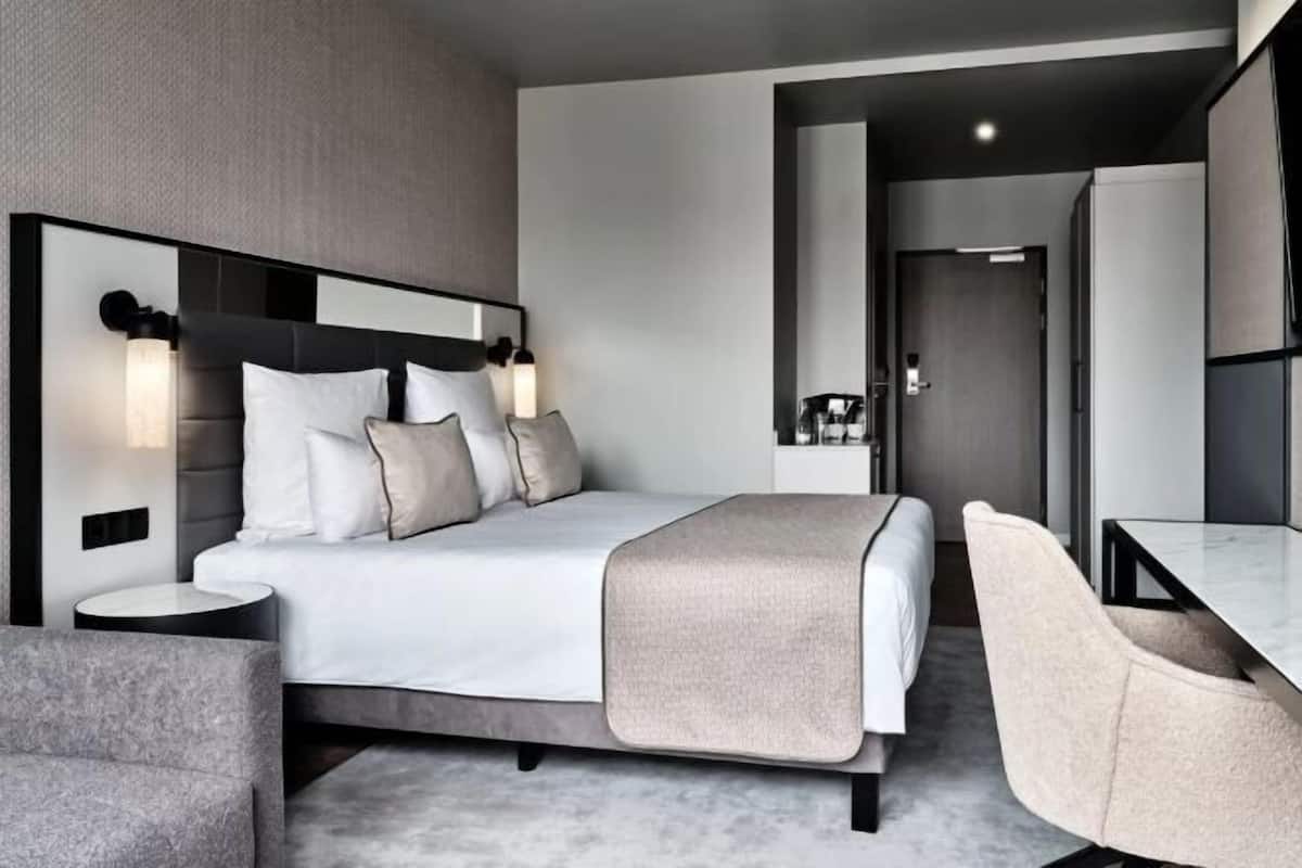 Minibar, coffres-forts dans les chambres, bureau