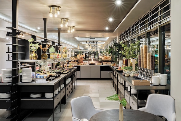 Buffet breakfast on weekdays (PLN 99 per person)