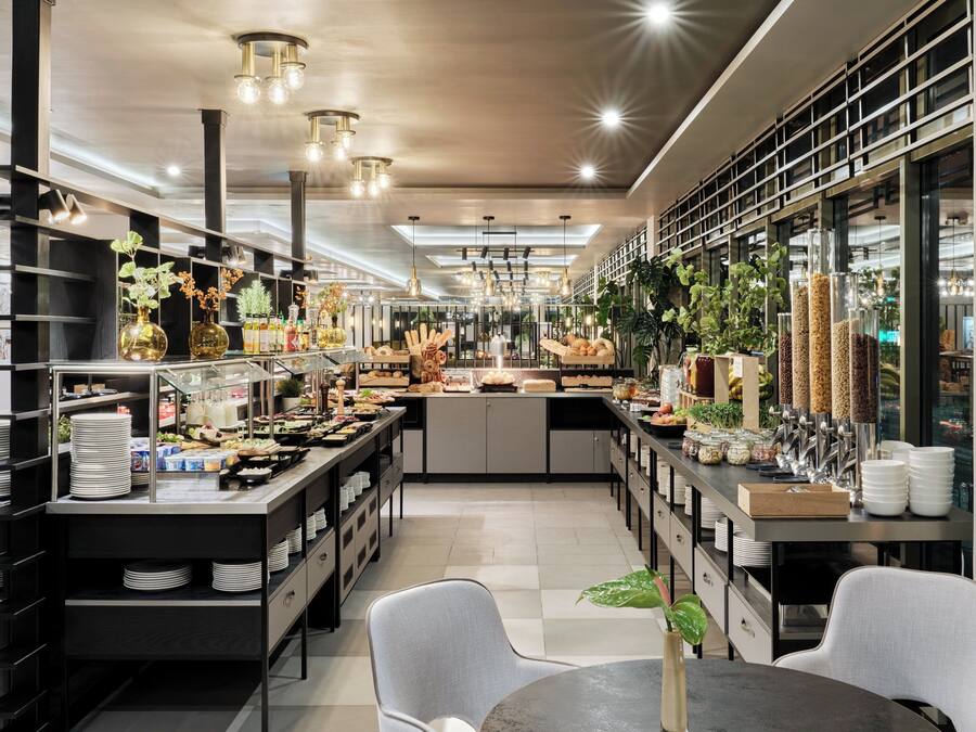 Desayuno buffet los días de semana (PLN 99 por persona)