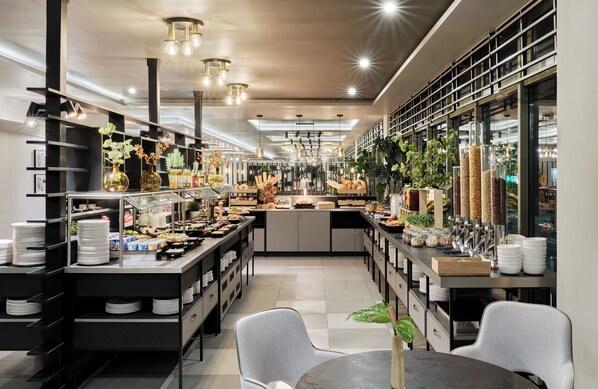 Buffet breakfast on weekdays (PLN 99 per person)