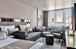 Minibar, in-room safe, desk, laptop workspace - Leonardo Royal Hotel Warsaw (Warsaw)