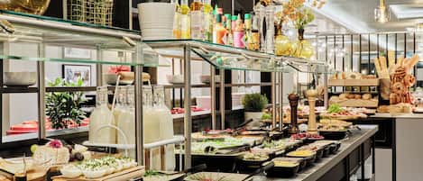 Se ofrece un desayuno bufé entre semana (99 PLN por persona)
