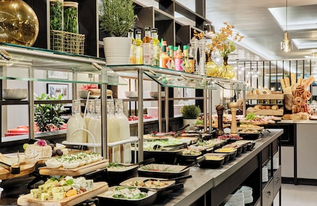 Buffet breakfast on weekdays (PLN 99 per person)