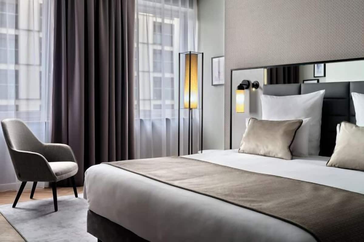 Minibar, coffres-forts dans les chambres, bureau