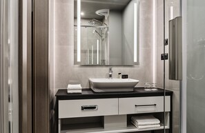 Free toiletries, hair dryer, towels - Leonardo Royal Hotel Warsaw (Warsaw)