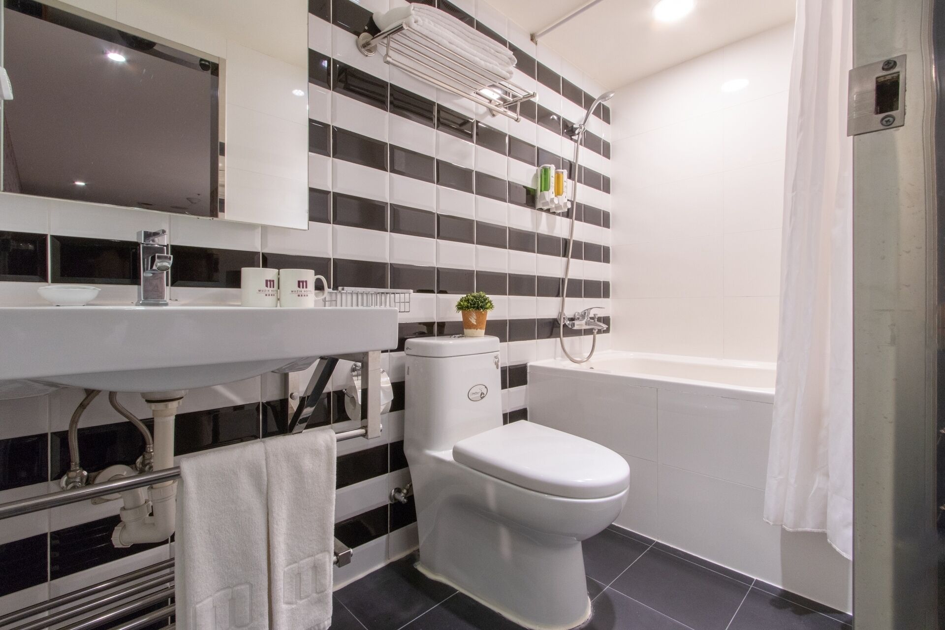 superior double with bathtub without window | bathroom | shower, free toiletries, hair dryer, towels