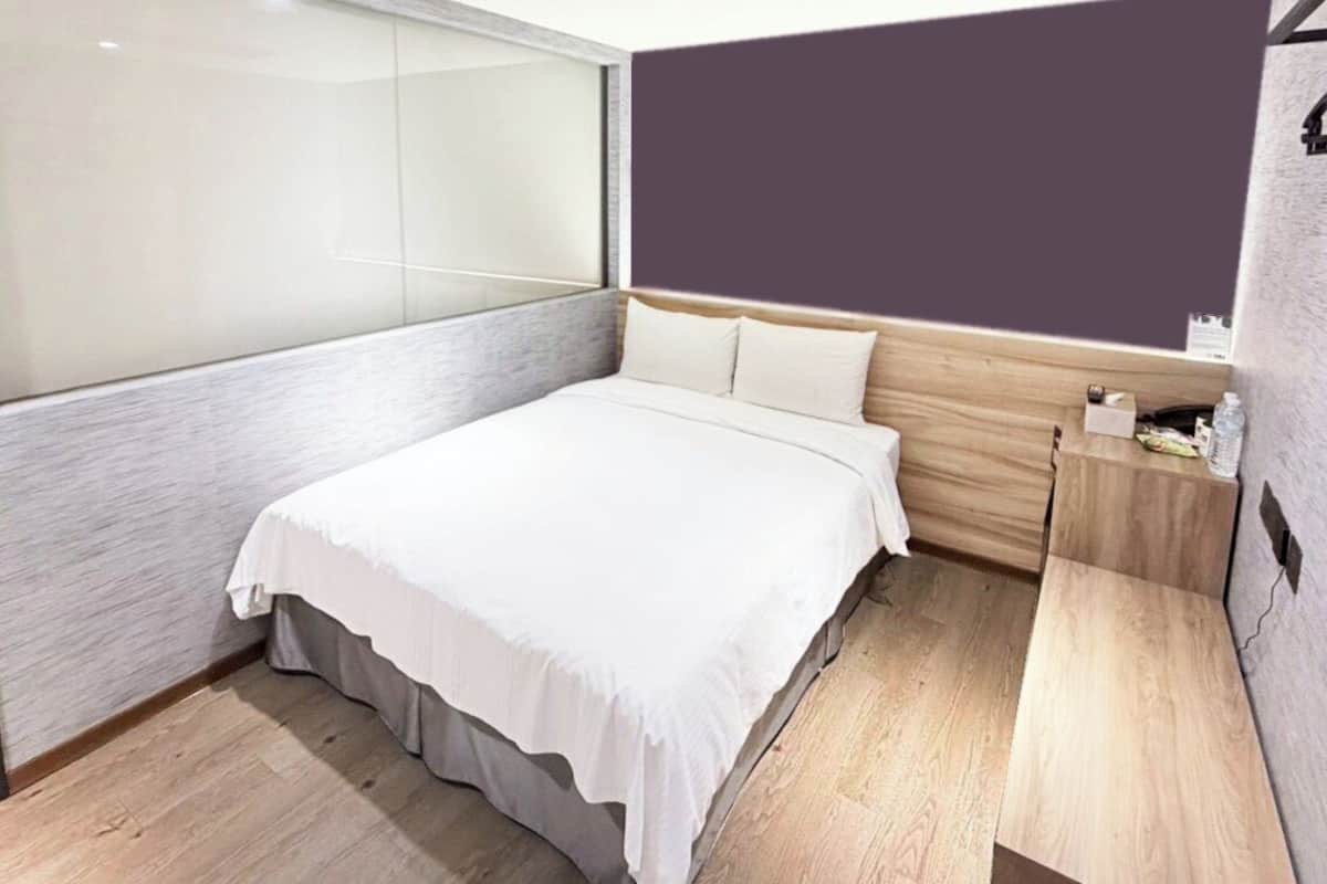 Kamar Mewah, Bebas Asap Rokok, tanpa jendela (VIP Room No window) | Selimut bulu angsa, brankas, kedap suara, dan setrika/meja setrika