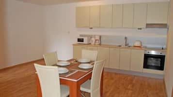 Fridge, microwave, stovetop, cookware/dishes/utensils