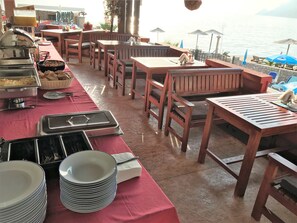 Daily continental breakfast (EUR 5 per person)