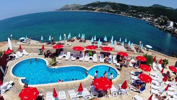 Piscine extérieure (ouverte en saison), parasols de plage
