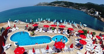 Sæsonbestemt udendørs pool, åben fra kl. 10.00 til kl. 19.00, parasoller
