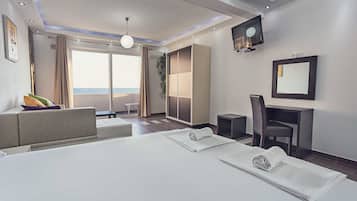 Estudio estándar, vistas parciales al mar | Minibar, caja fuerte, decoración individual y mobiliario individual