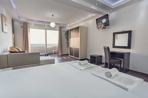 Estúdio standard, vista parcial para o mar | Frigobar, cofres nos quartos, individualmente decorados