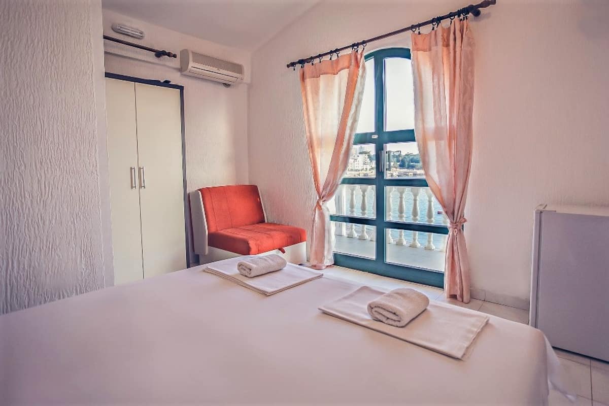 Comfort Triple Room, Sea View | Minibar, in-room safe, individually decorated, individually furnished