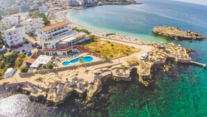 A coastal hotel with a pool, beach access, and rocky terrain. - David Dobre Vode (Bar)