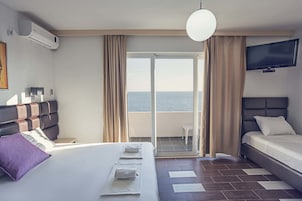 Minibar, caja de seguridad en la habitación y decoración personalizada 