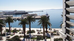 A marina with boats, palm trees, and a clear view of the sea. - B&B Central Palace Heritage (Split)