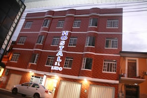 Front of property - evening/night - Hotel El Ejido (Quito)