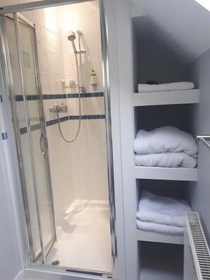 Deluxe Twin Room, Ensuite, Garden View (First floor) | Bathroom - Berry House Bed & Breakfast (Littlehampton)