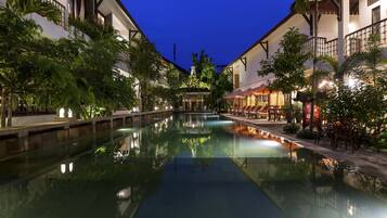 2 udendørs pools, åben fra kl. 06.00 til kl. 21.00, gratis hytter