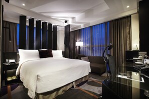 Corner King | Free minibar, in-room safe, desk, soundproofing