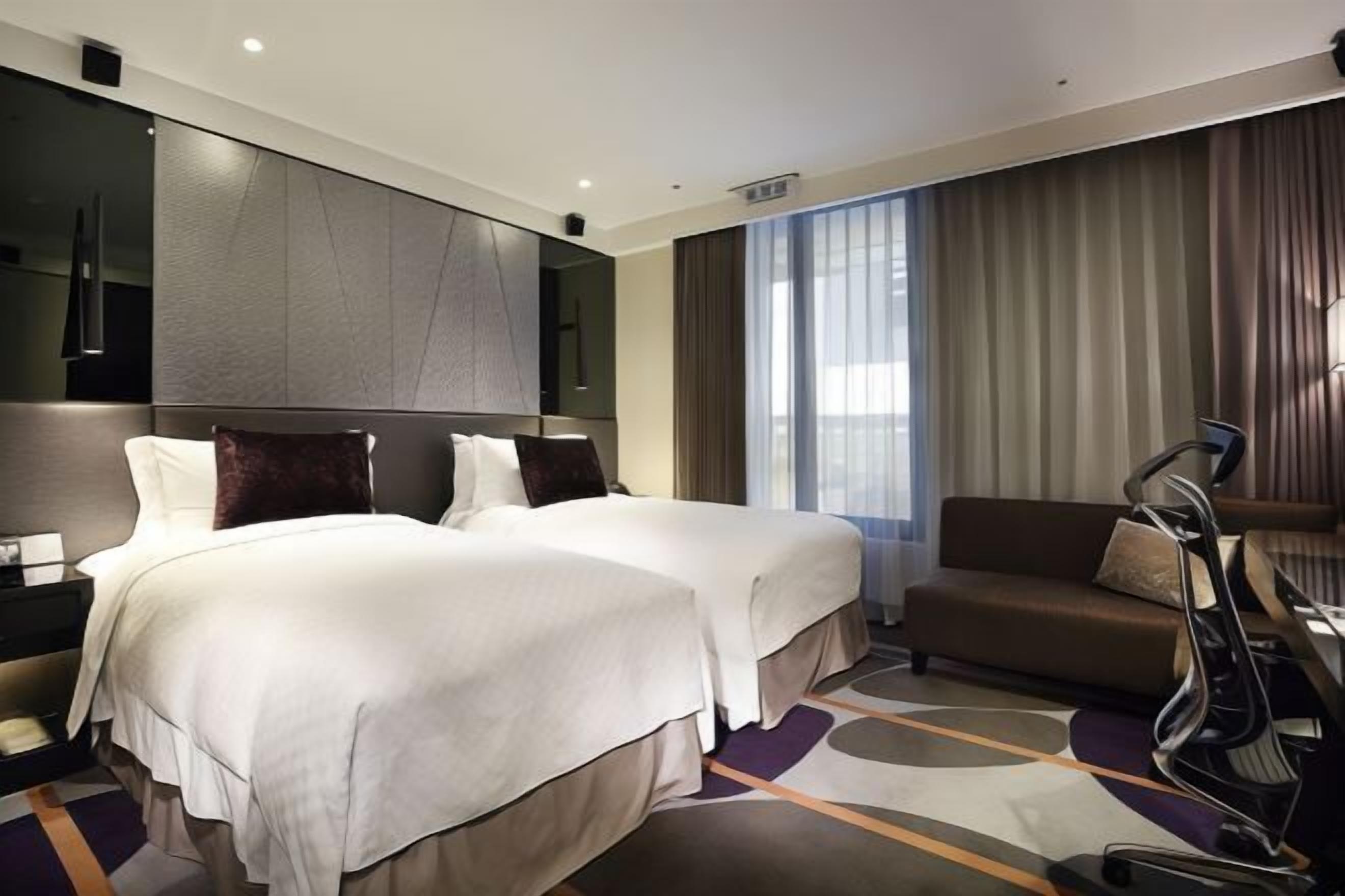 Minibar con artículos gratuitos y caja de seguridad en la habitación 