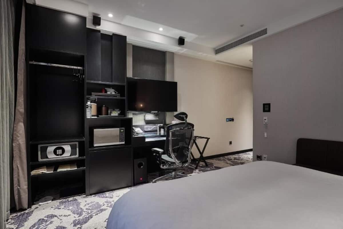 Standard Double Room - Accessible | 1 bedroom, free minibar, in-room safe, desk