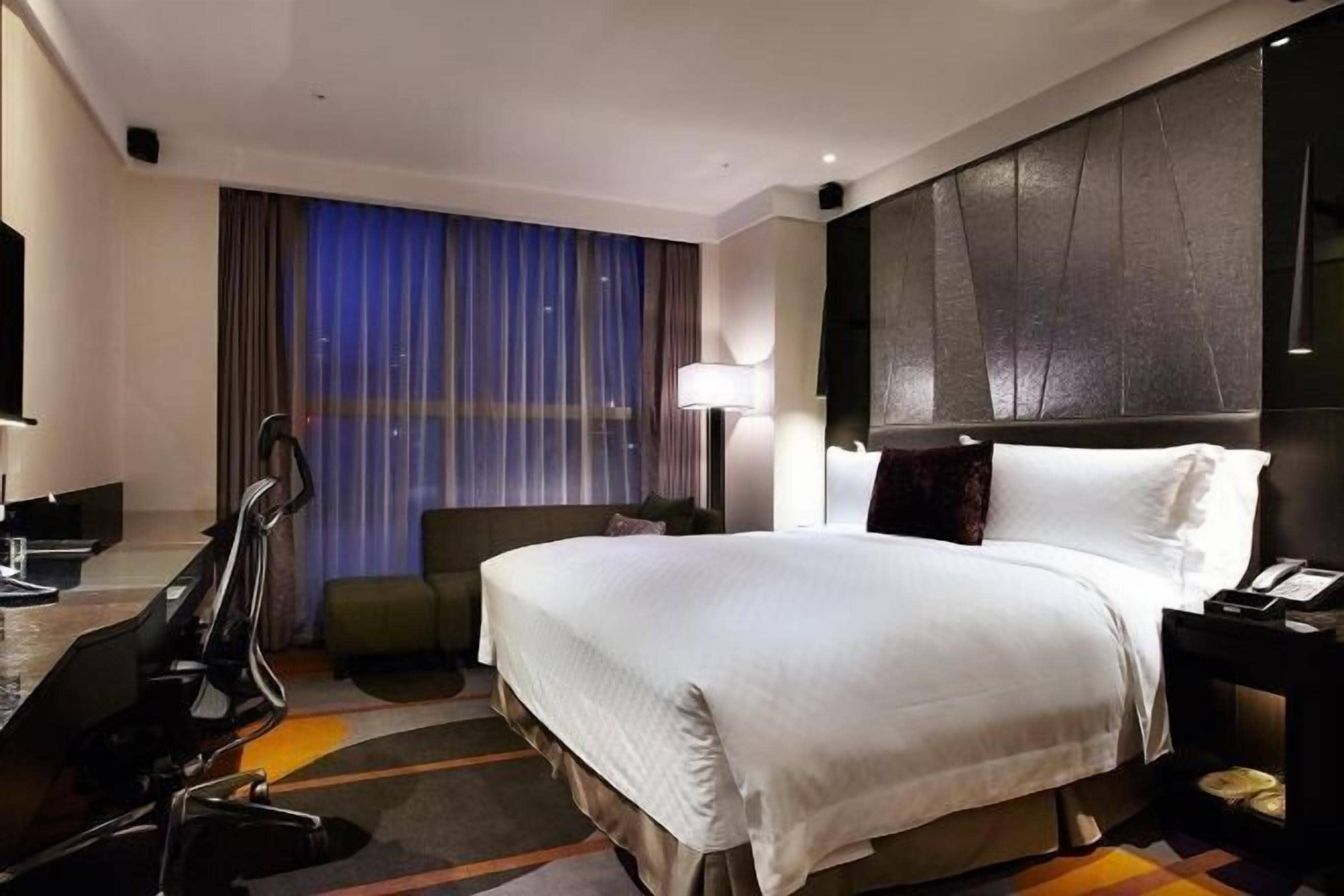 Minibar con artículos gratuitos y caja de seguridad en la habitación 