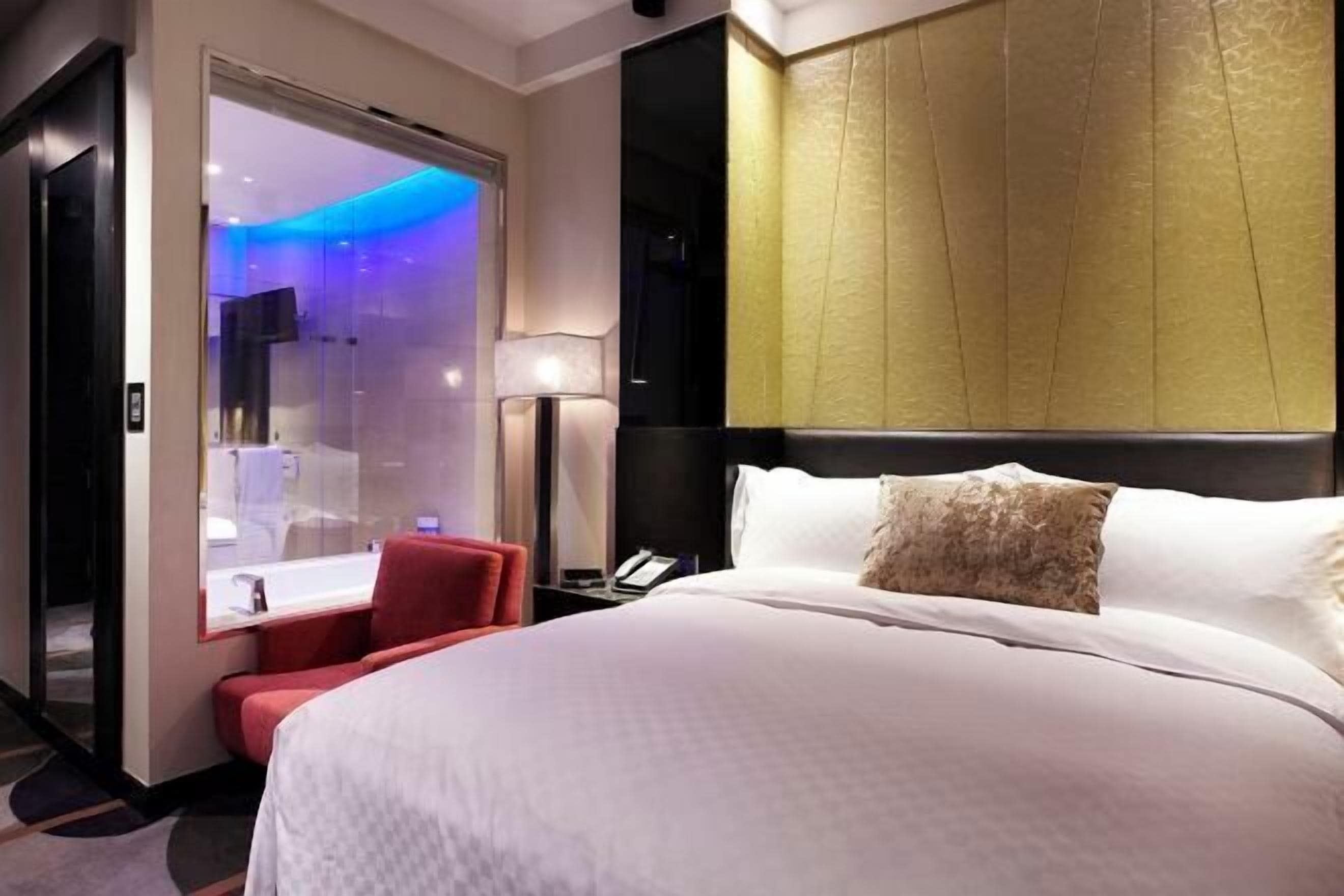 Minibar con artículos gratuitos y caja de seguridad en la habitación 