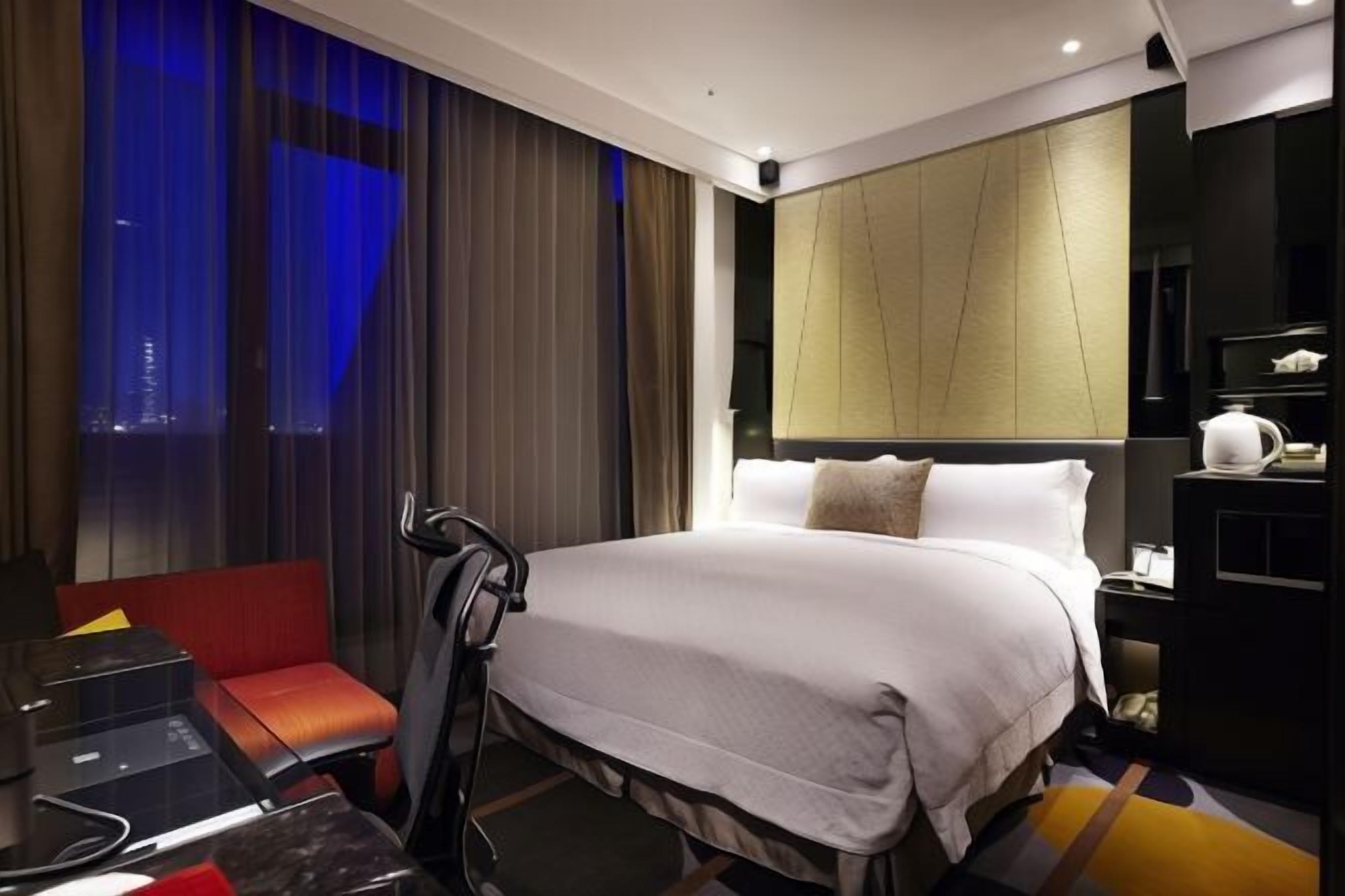 Minibar con artículos gratuitos y caja de seguridad en la habitación 