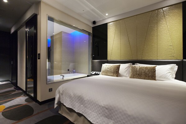 天玺客房 | 迷你吧(备有免费物品)、客房内保险箱、办公桌、隔音