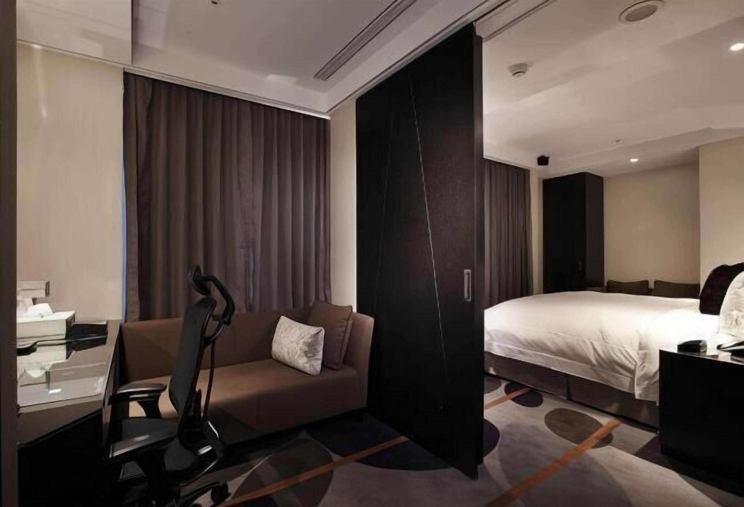 Minibar con artículos gratuitos y caja de seguridad en la habitación 