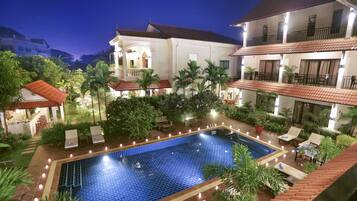 Outdoor pool, pool umbrellas, sun loungers