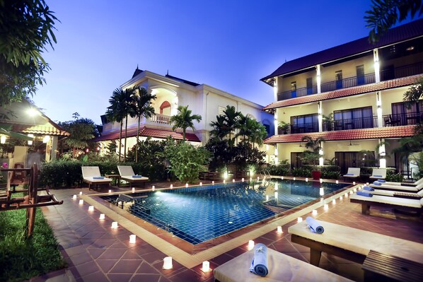 Piscina externa, guarda-sóis, espreguiçadeiras