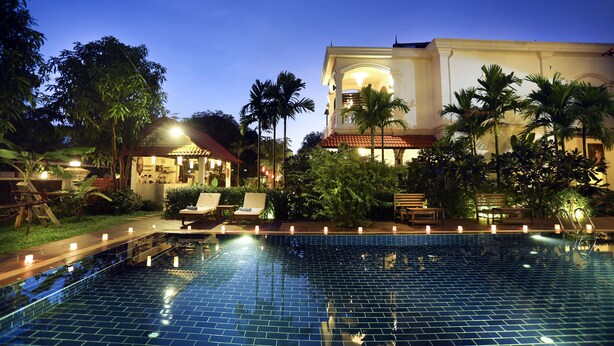 Outdoor pool, pool umbrellas, pool loungers - Kiri Boutique Hotel (Siem Reap)