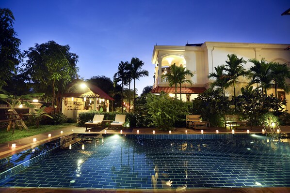 室外游泳池，提供泳池遮陽傘和日光浴躺椅