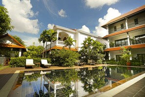 Outdoor pool, pool umbrellas, sun loungers - Kiri Boutique Hotel (Siem Reap)