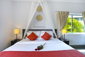 Suite, hageutsikt | Minibar, safe på rommet, skrivebord og strykejern/-brett