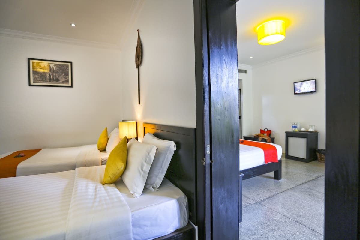 Connect Room with Pool View (4 adults)  | Minibar, caja fuerte, escritorio y tabla de planchar con plancha