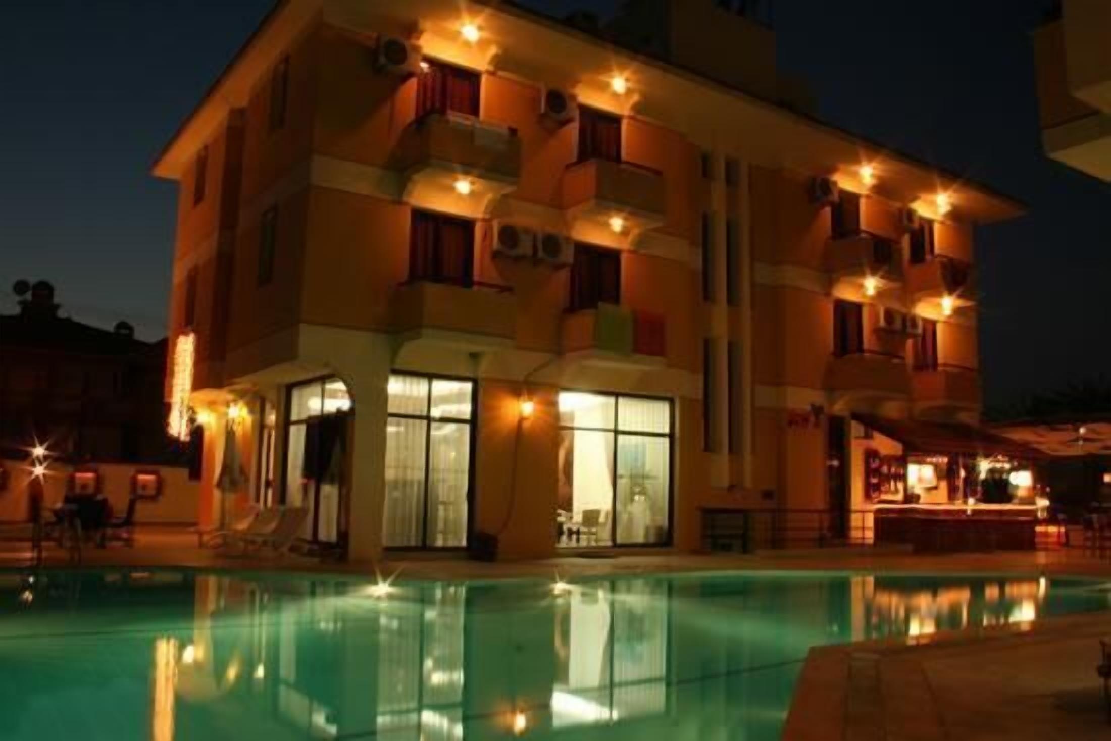 Utomhuspool, parasoller och solstolar