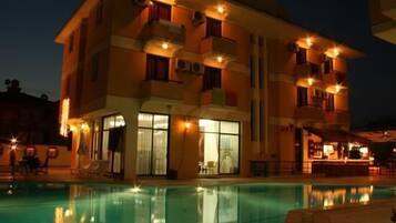 Utomhuspool, parasoller och solstolar