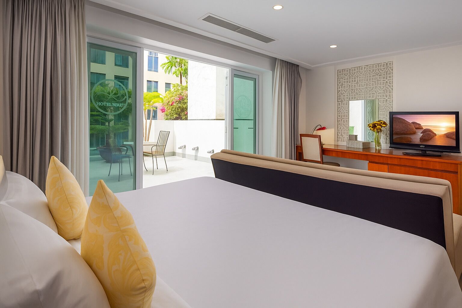 Suite with Terrace | Minibar, in-room safe, desk, soundproofing