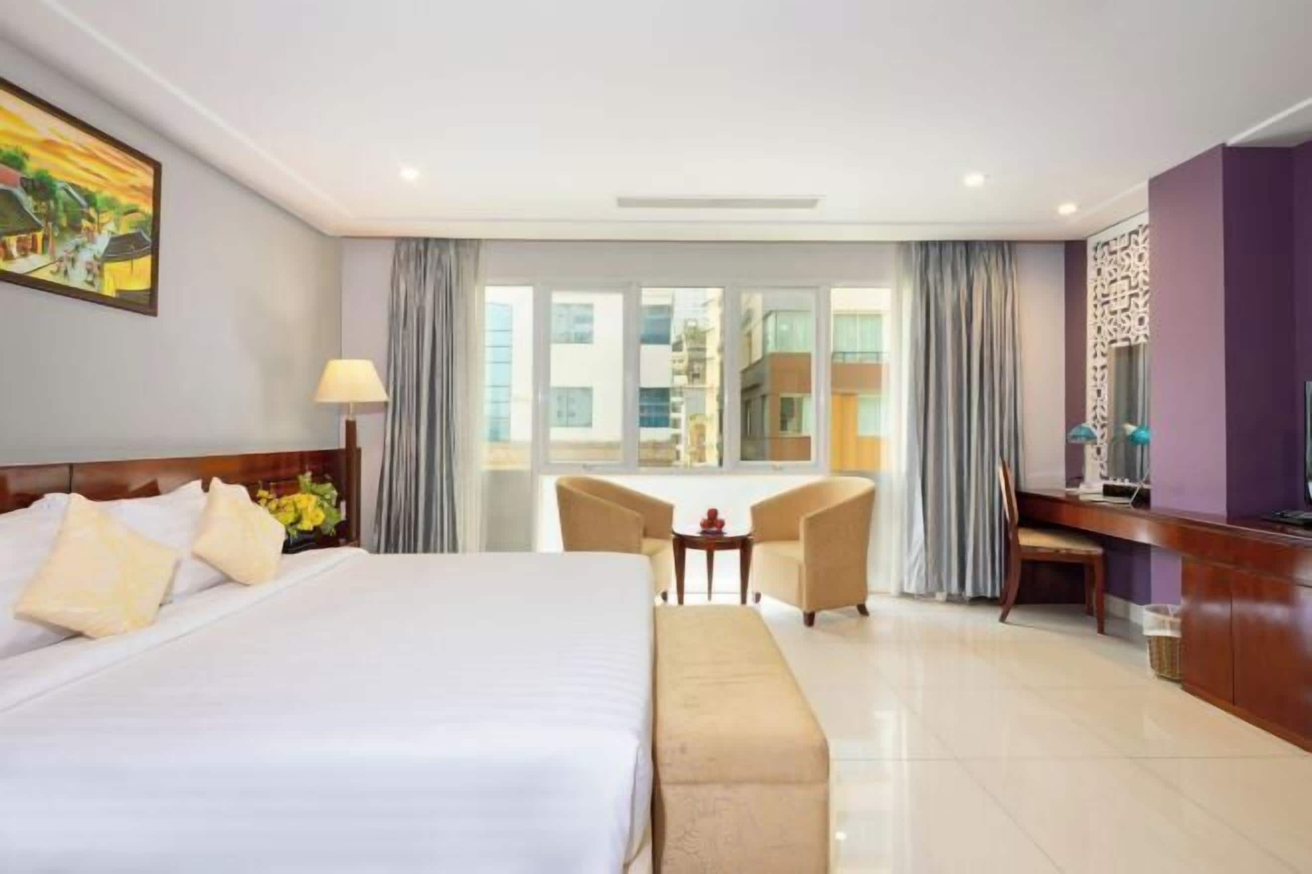 Minibar, caja de seguridad en la habitación y escritorio 